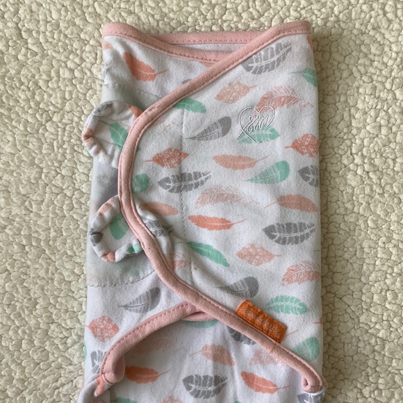 SwaddleMe Velcro Baby Swaddle (White/Pink/Gray/Mint) - Picture 2 of 15